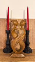 Holzfigur „Seelenverwandte“ in harmonischer Umarmung