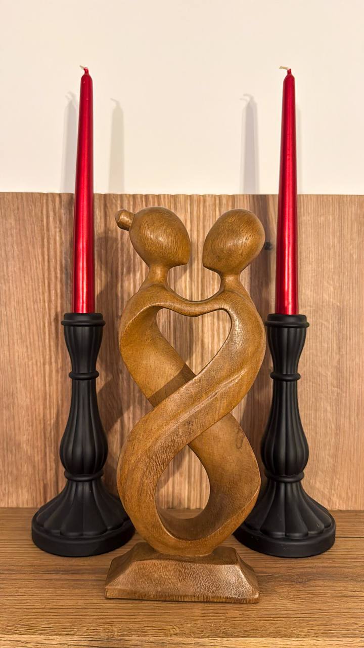 Holzfigur „Seelenverwandte“ in harmonischer Umarmung