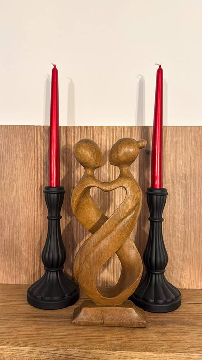 Holzfigur „Seelenverwandte“ in harmonischer Umarmung
