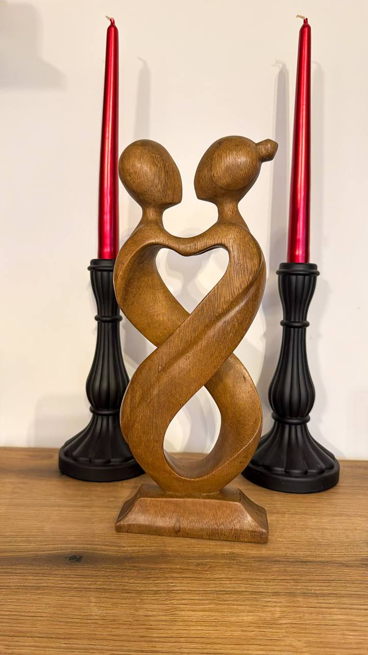 Holzfigur „Seelenverwandte“ in harmonischer Umarmung