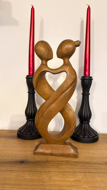 Holzfigur „Seelenverwandte“ in harmonischer Umarmung