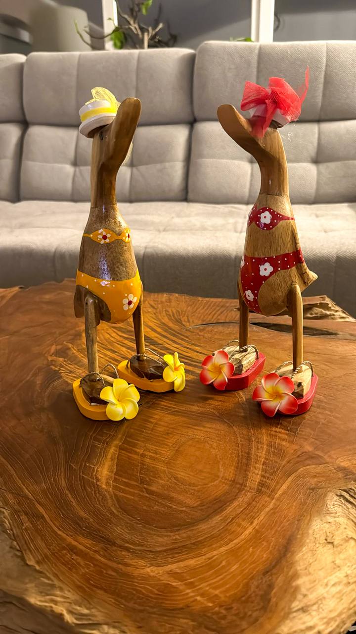 Kleine Ente mit Flower Flip-Flops