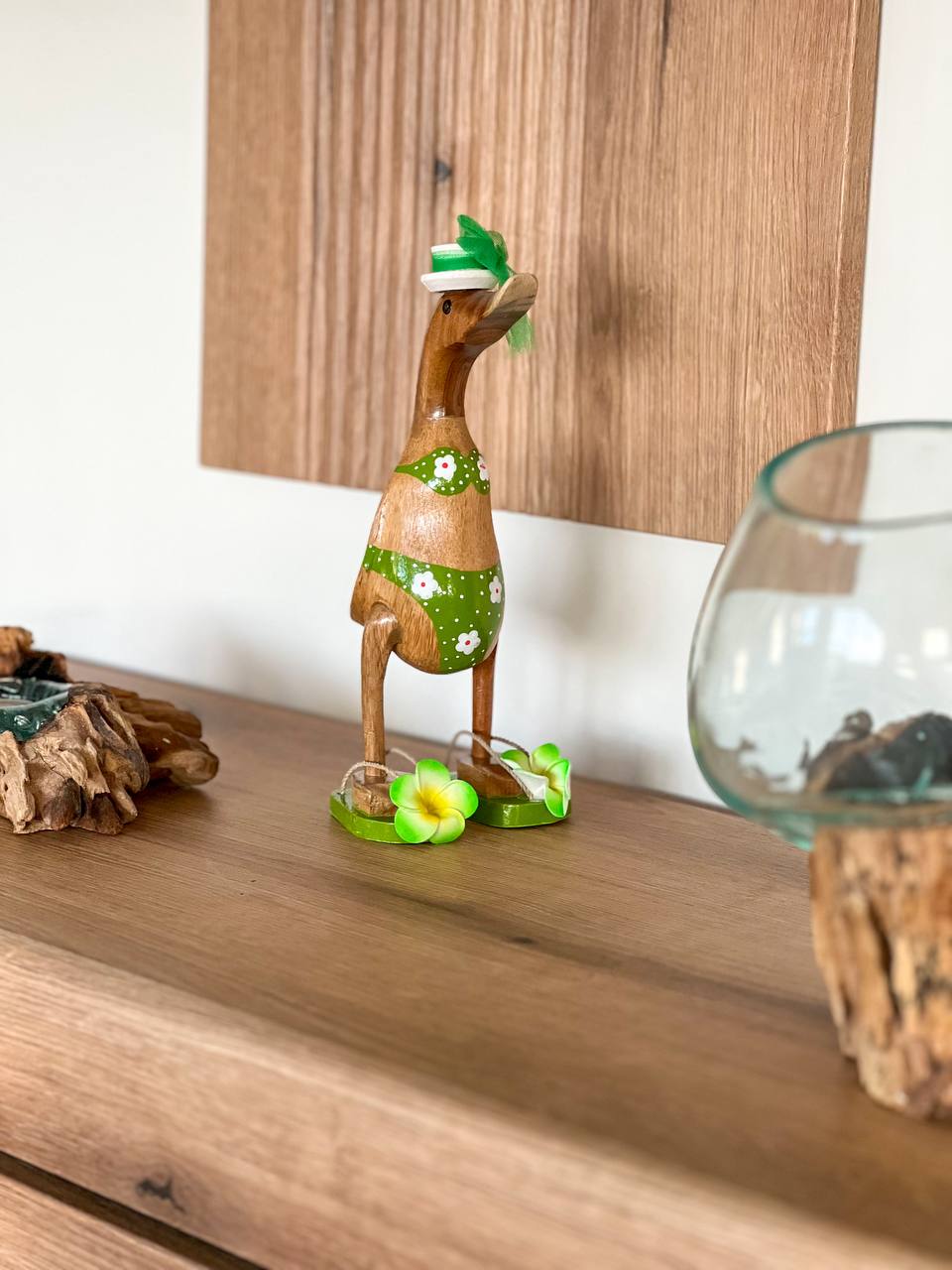 Kleine Ente mit Flower Flip-Flops