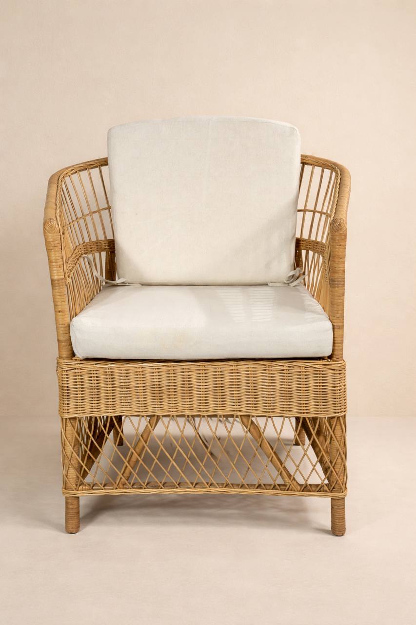 Rattan-Sessel mit weißen Kissen