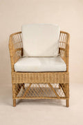 Rattan-Sessel mit weißen Kissen