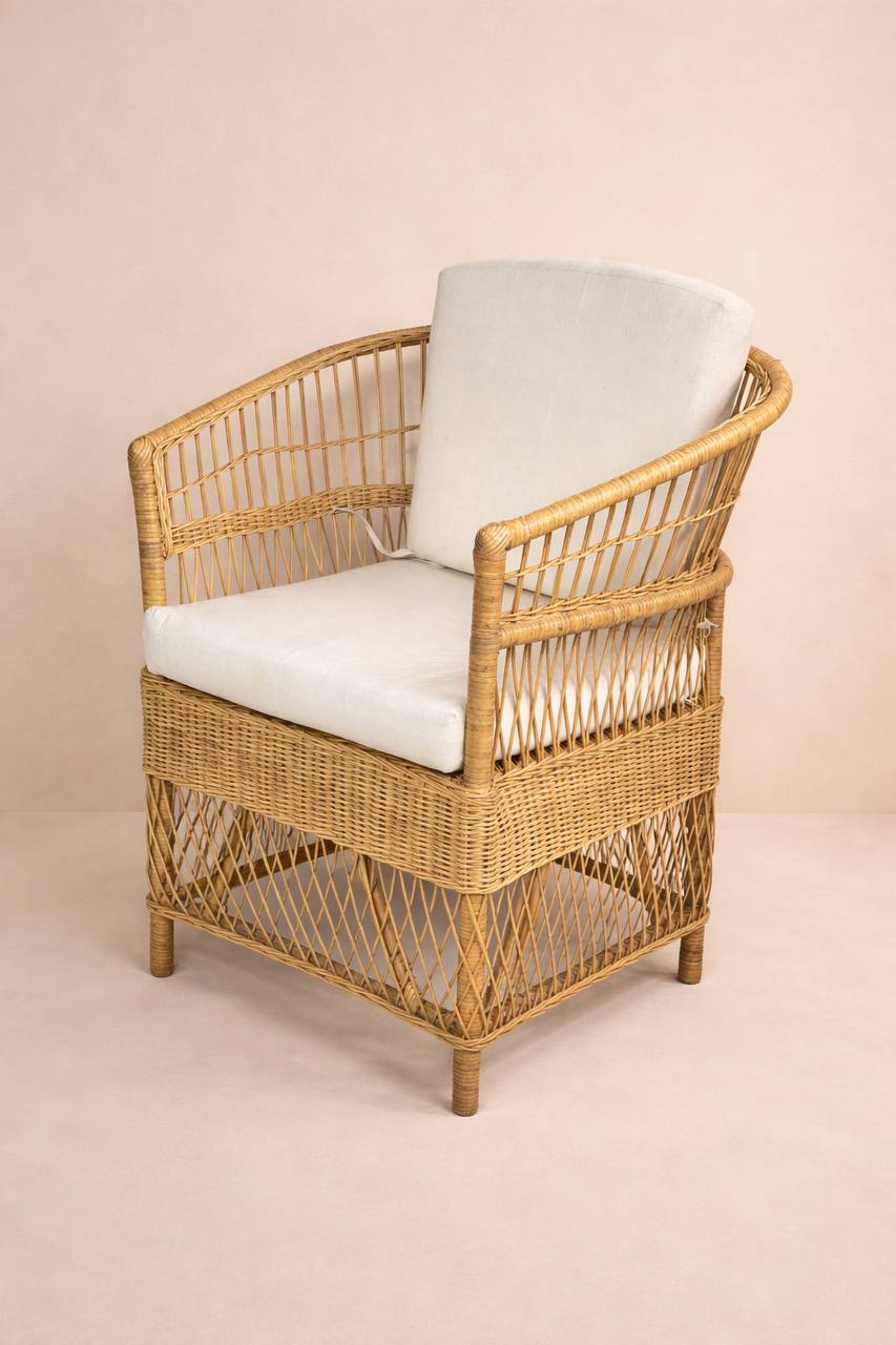 Rattan-Sessel mit weißen Kissen