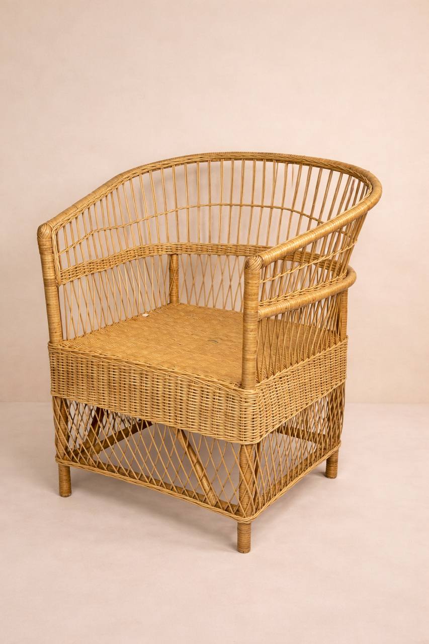 Rattan-Sessel mit weißen Kissen