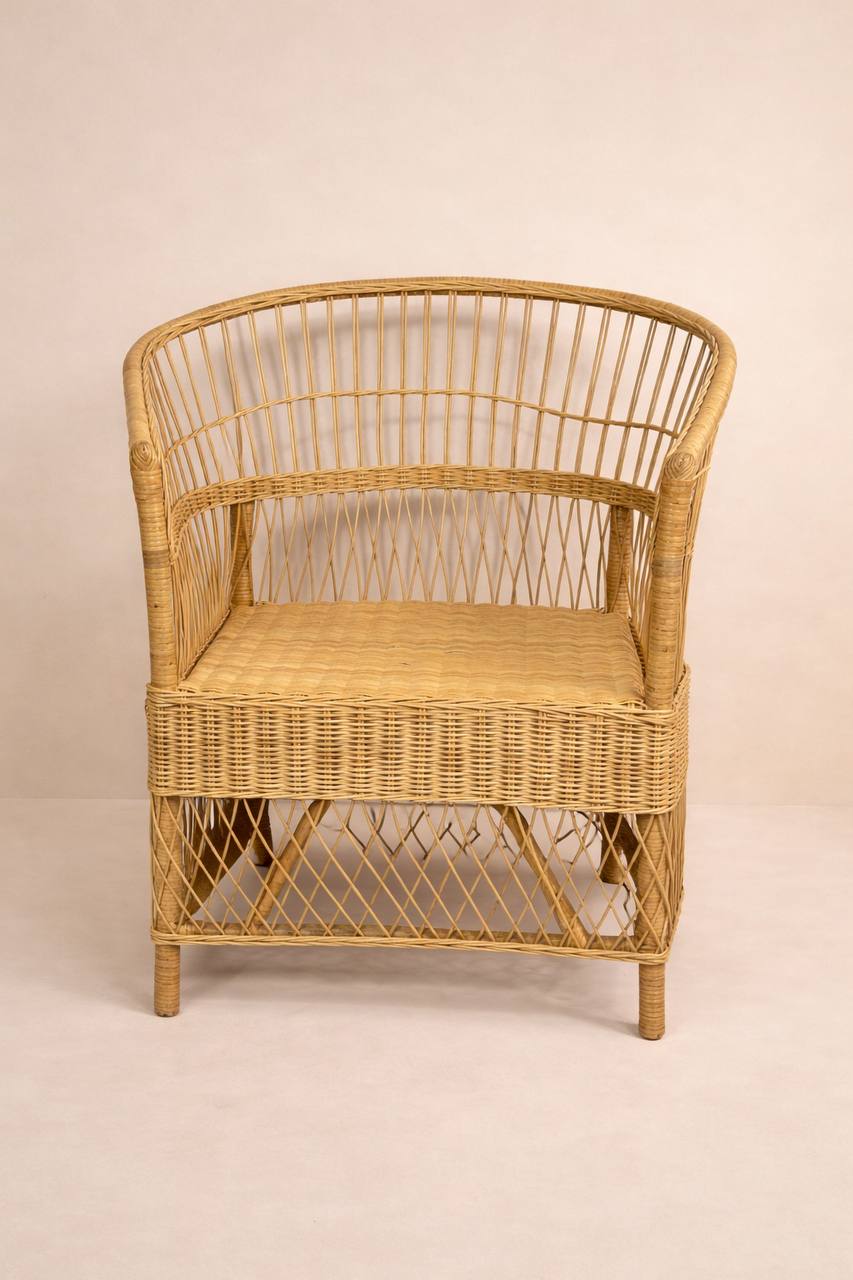 Rattan-Sessel mit weißen Kissen