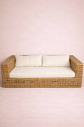 Rattan-Couch mit Sitz- und Rückenkissen