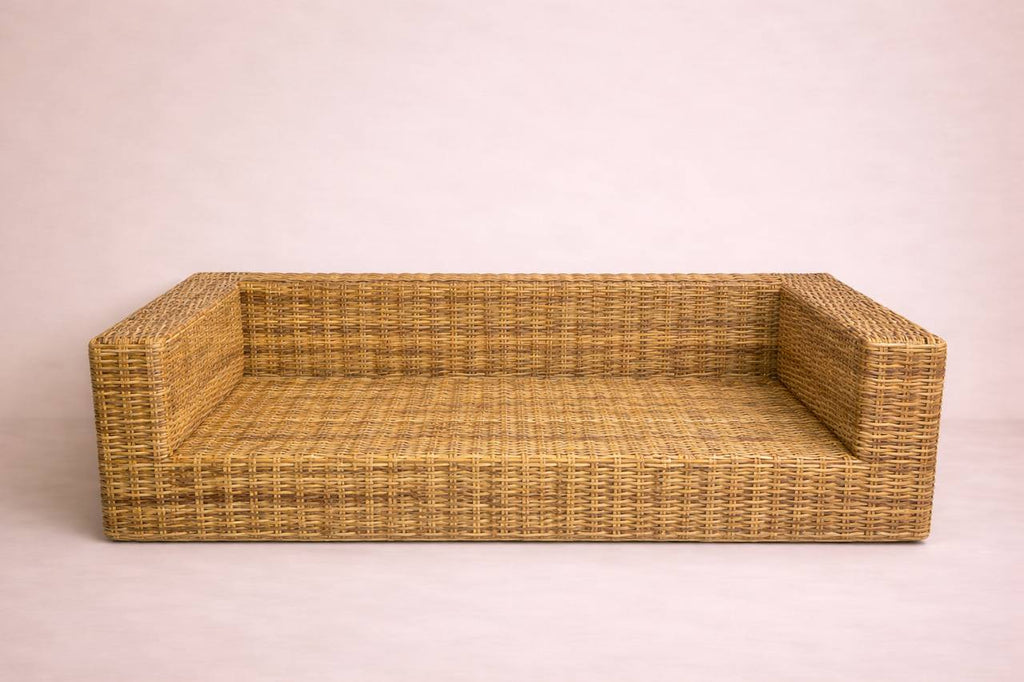 Rattan-Couch mit Sitz- und Rückenkissen