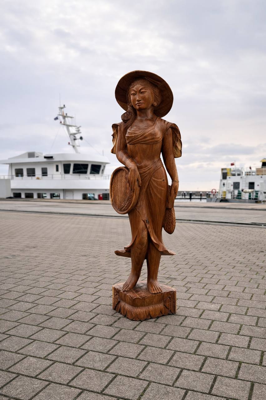 Balinesische Frau mit Hut