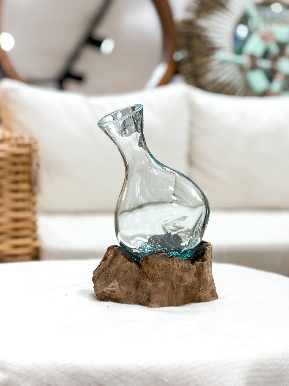 Dekorative Glasvase mit Teakholz-Sockel