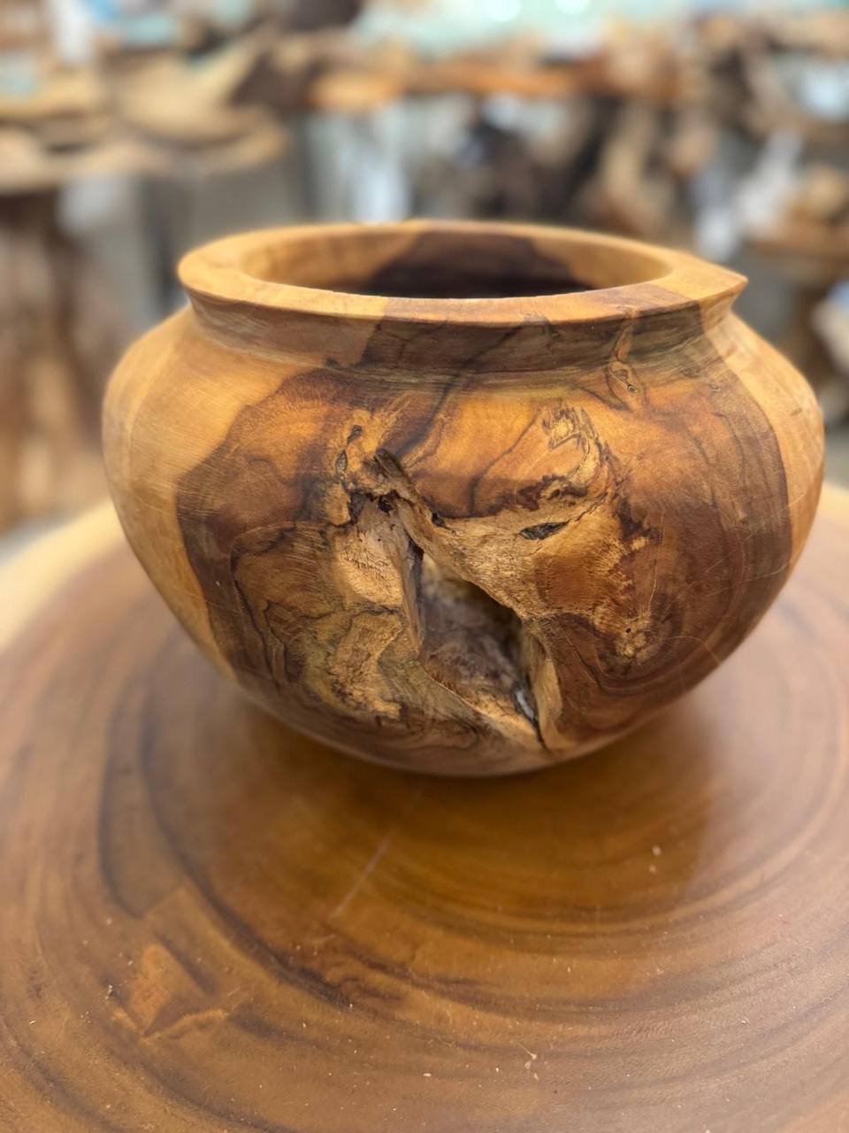 Dekorative Schale aus Teakholz