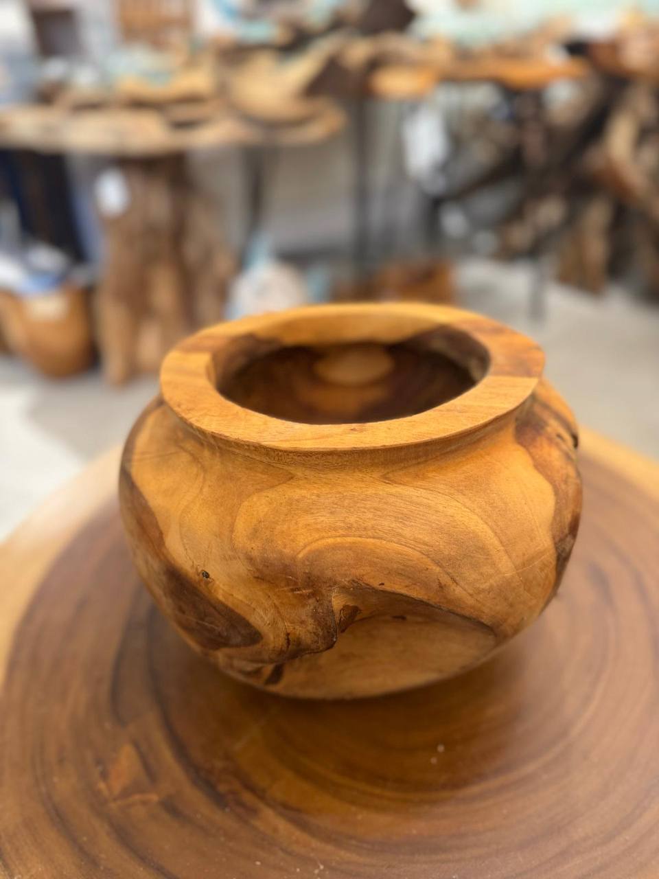 Dekorative Schale aus Teakholz