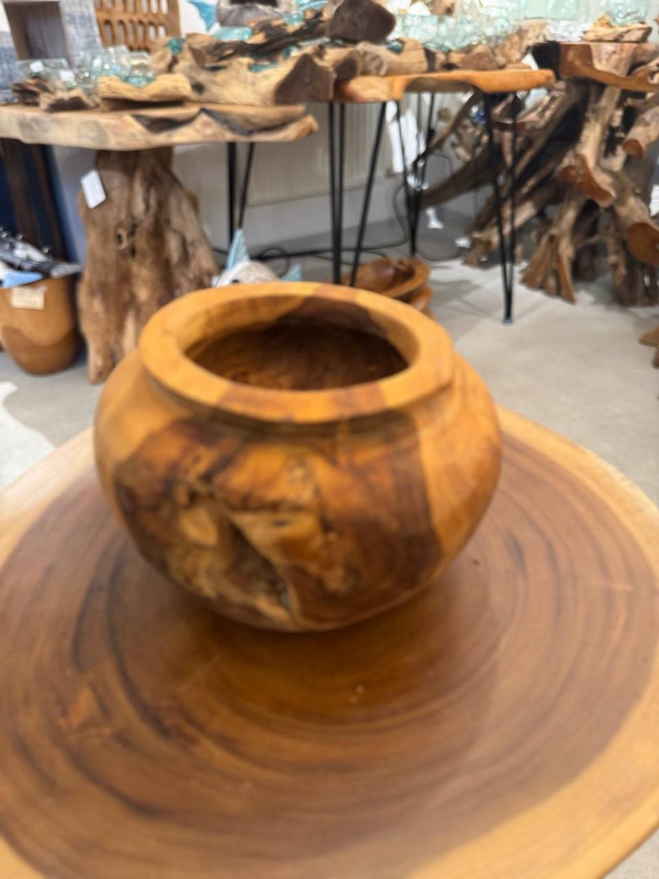 Dekorative Schale aus Teakholz