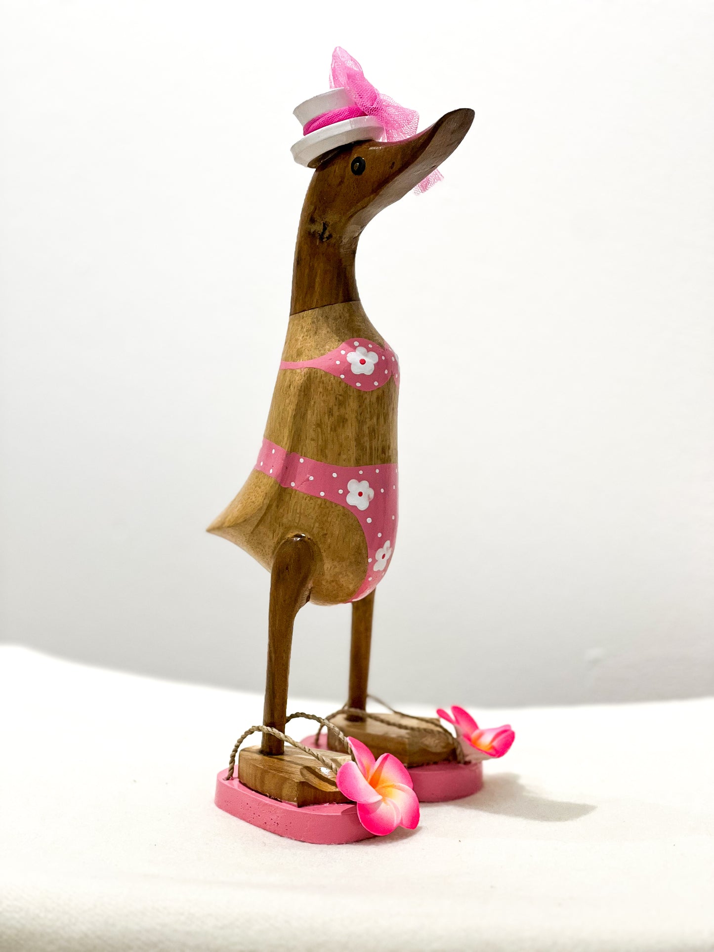 Kleine Ente mit Flower Flip-Flops