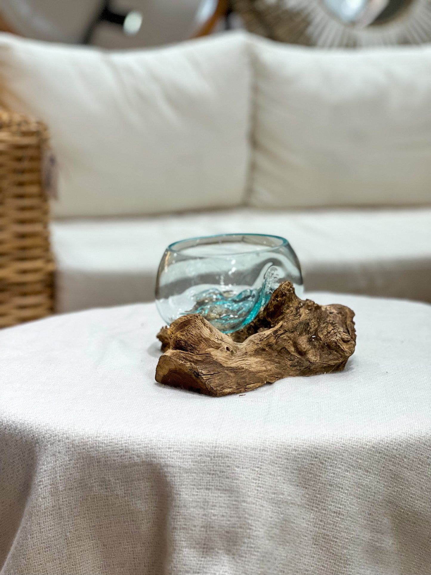 Handgefertigte Glasvase mit natürlichem Holz Akzent