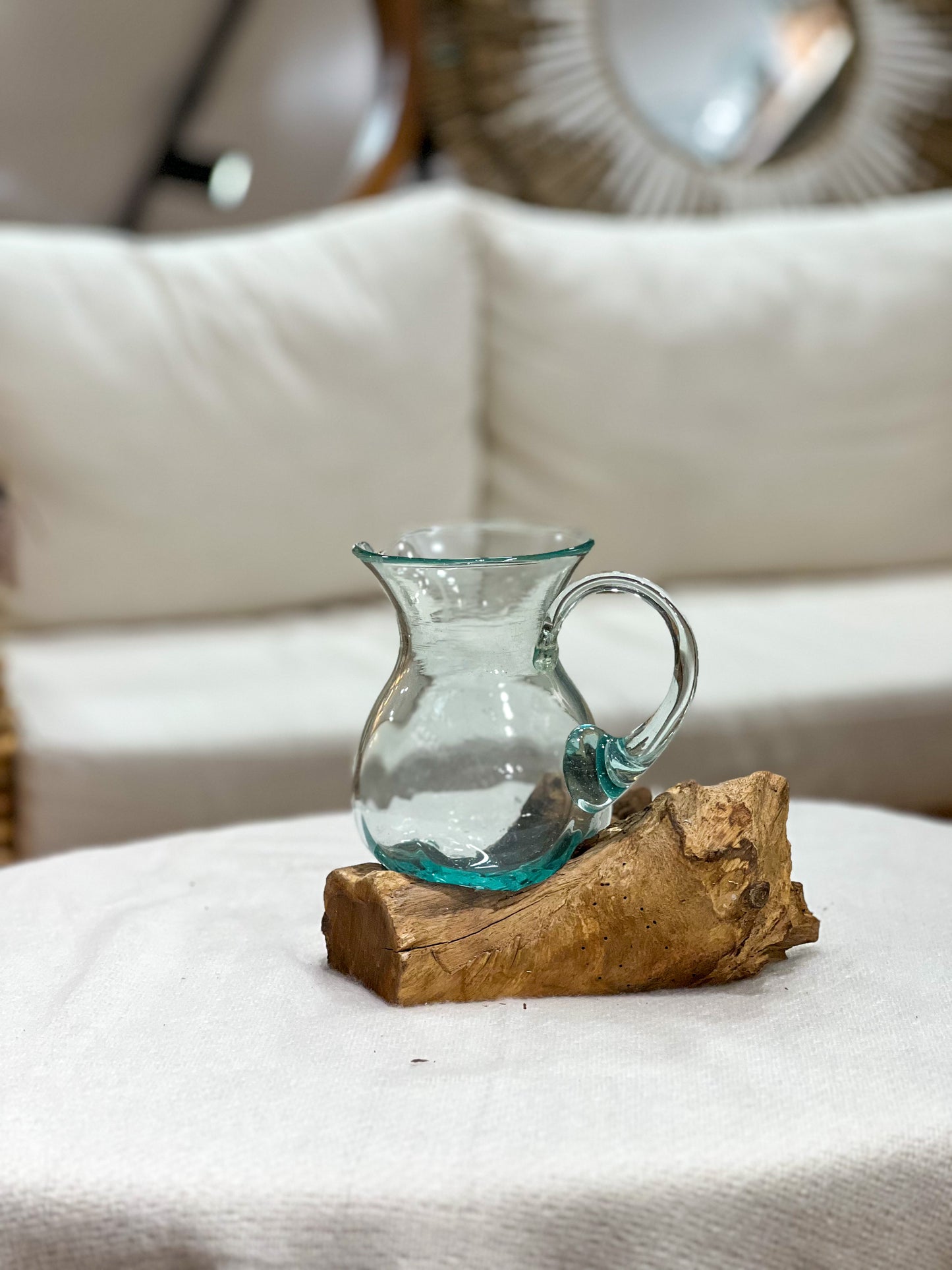 Glaskrug mit natürlichem Holz Akzent