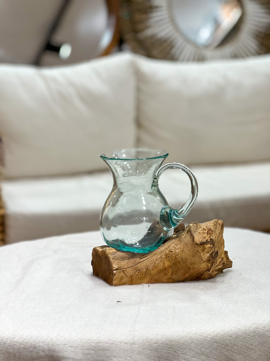 Glaskrug mit natürlichem Holz Akzent