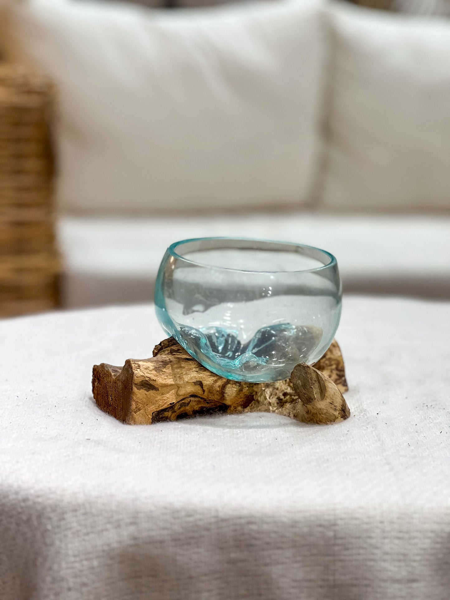 Handgefertigte Glasvase mit natürlichem Holz Akzent