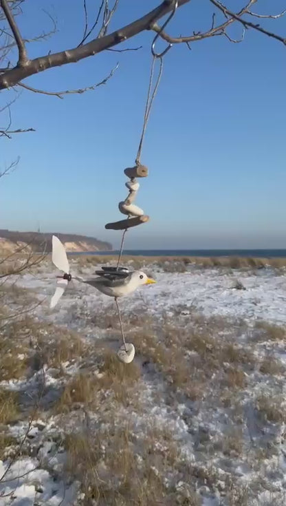Windspiel aus Treibholz (Weiẞe und graue Möwe)