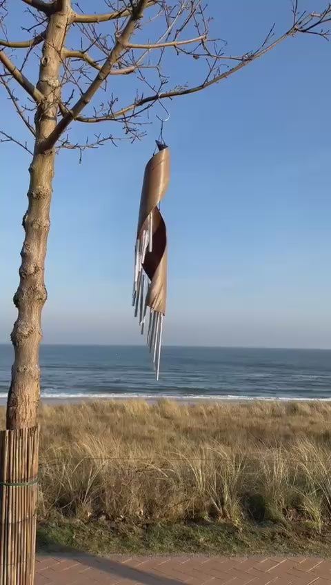 Windspiel aus Palmblättern