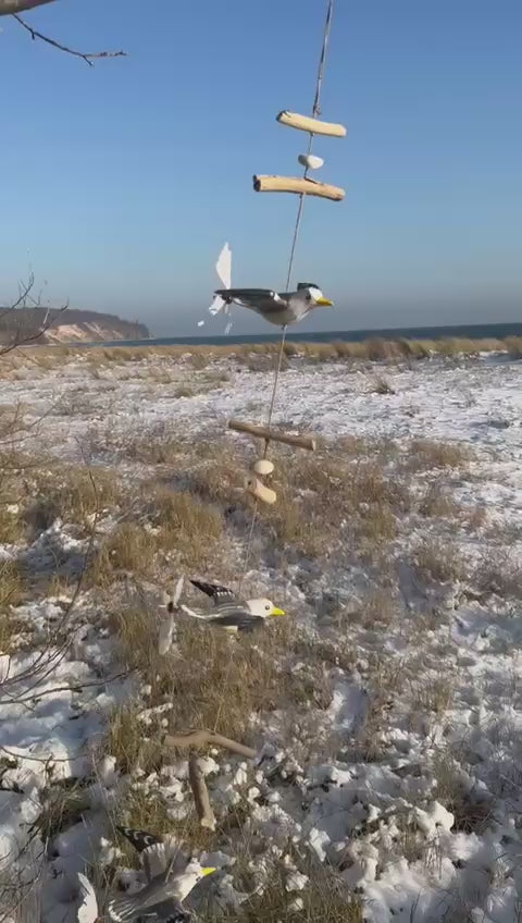 Windspiel aus Treibholz (Weiẞe und graue Möwe)