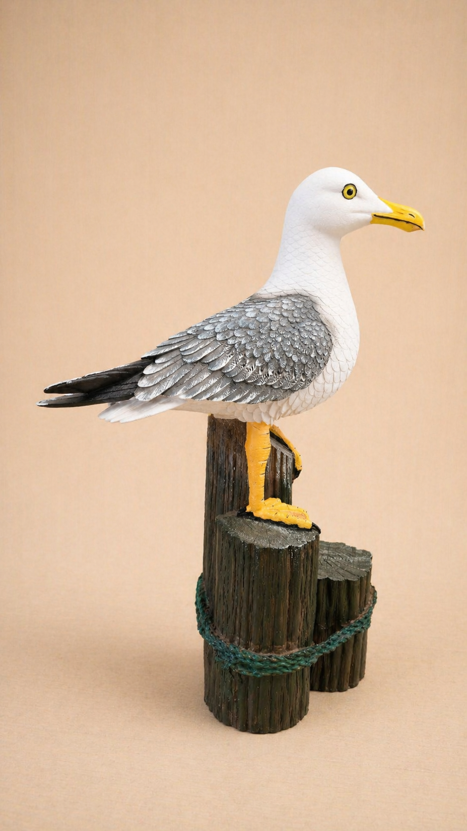 Möwenfigur auf Holzpfählen