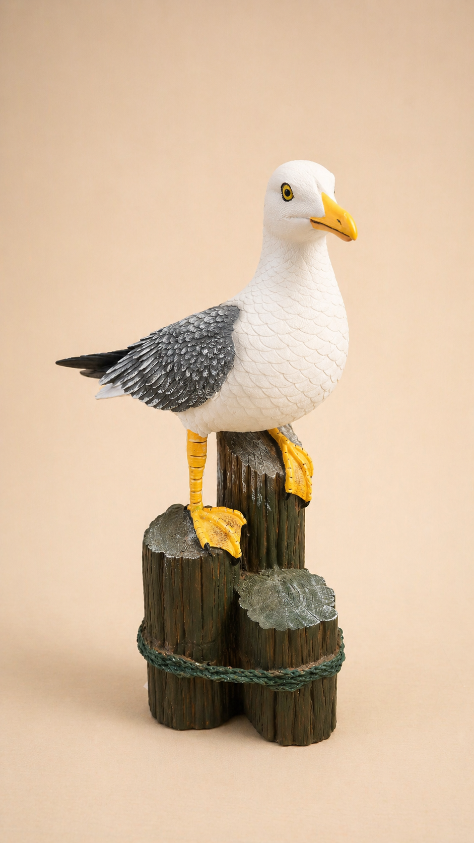 Möwenfigur auf Holzpfählen