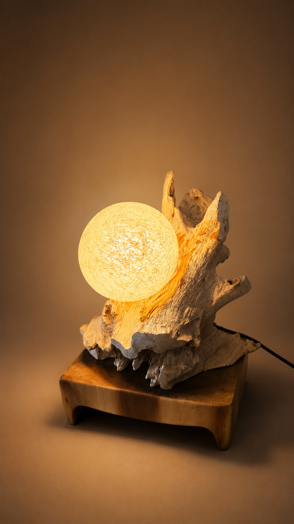 Handgefertigte Teakholz-Tischlampe mit geflochtenem Lampenschirm