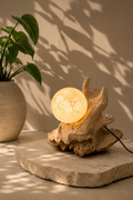 Handgefertigte Teakholz-Tischlampe mit geflochtenem Lampenschirm